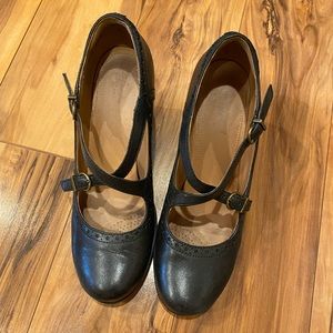 Clarks Mary Jane Heels - Size 9